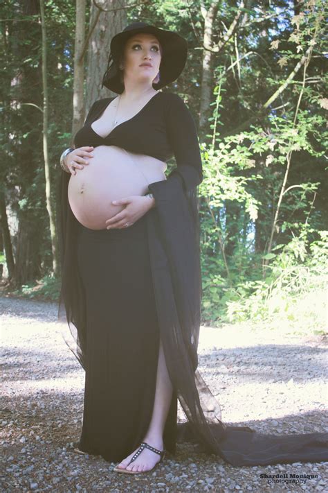 Witchy pregnancy outfit